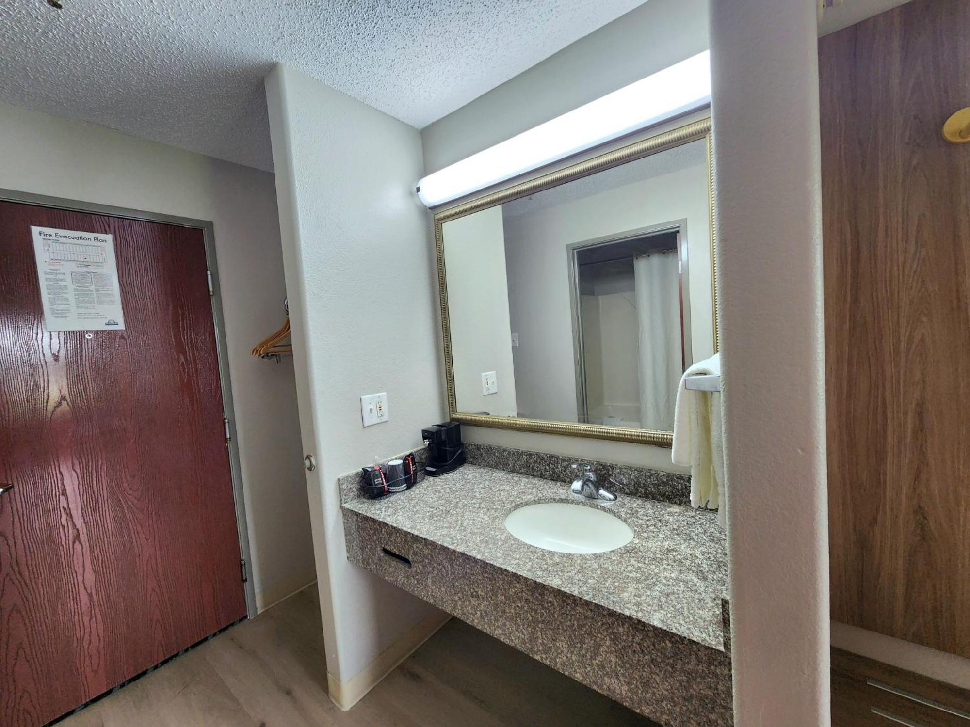 Days Inn By Wyndham Lafayette Scott Extérieur photo
